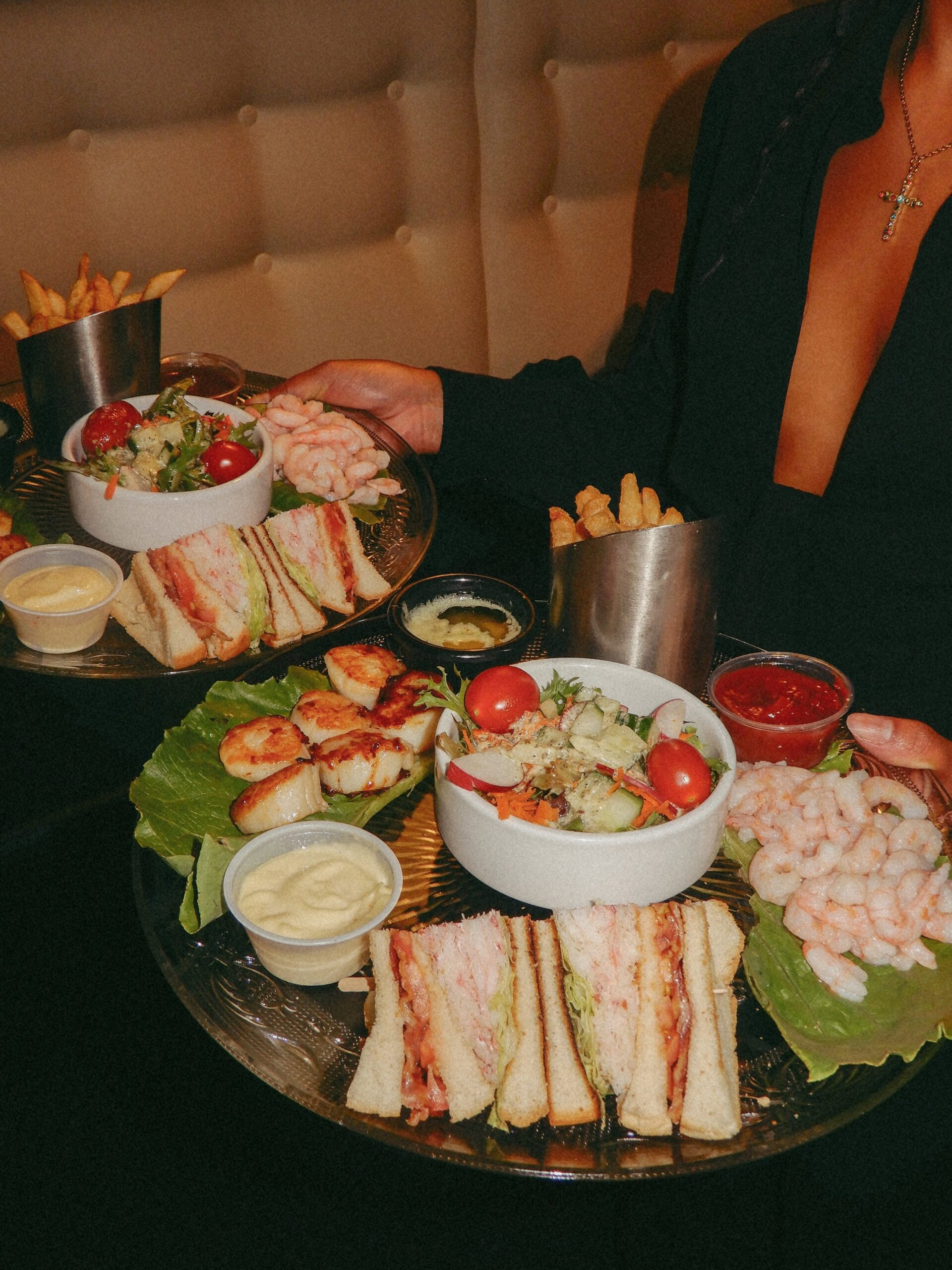 Grande salle — tables dressées — Chez Omer Sept-Îles